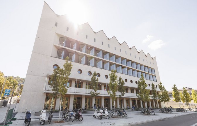 LRO Architekten aus Stuttgart haben neben dem Neubau für die Landesbibliothek auch die Freiflächen bis zur coolen Treppe des Stadtpalais gestaltet.<span class='image-autor'>Foto: Lichtgut</span>