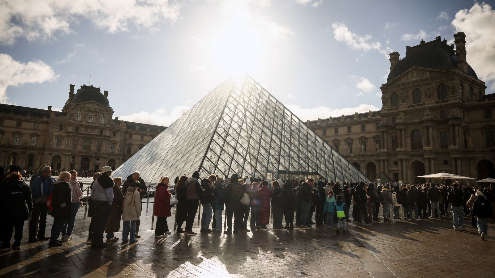 Der Touristenmagnet Louvre wird seit Monaten von Missständen geplagt. (Archivbild)Foto: Thomas Padilla/AP/dpa