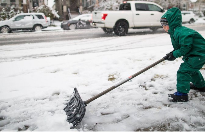 Morgens im Kalten Schnee schippen? Es gibt Schöneres. Doch wer sich drückt, riskiert ein Bußgeld.<span class='image-autor'>Foto: Imago/Cavan Images</span>