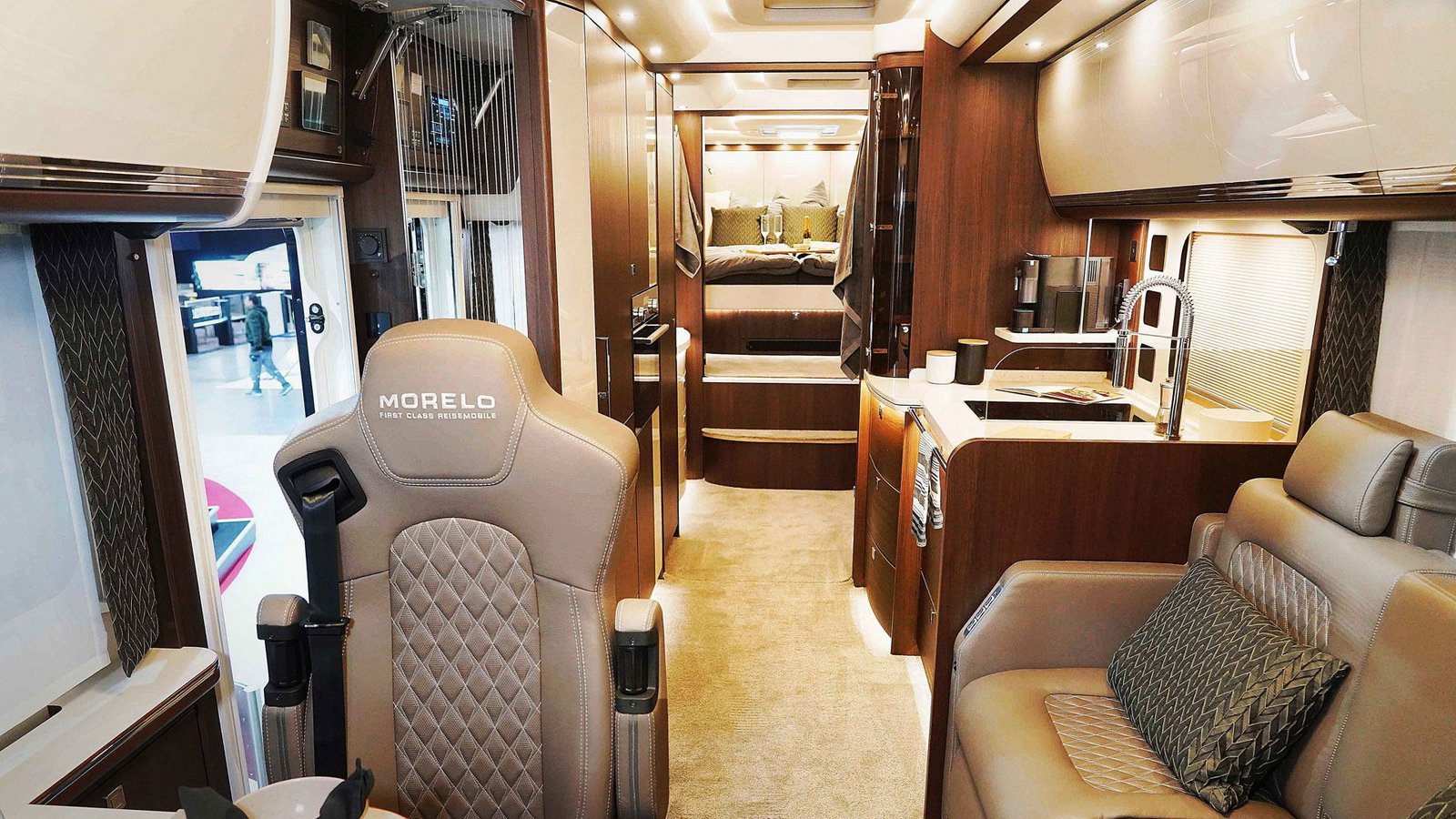 Sieht aus wie eine Hotelsuite, ist aber eine Reisemobil des deutschen Herstellers Morelo.Foto: Andreas Rosar Sieht aus wie eine Hotelsuite, ist aber eine Reisemobil des deutschen Herstellers Morelo.Foto: Andreas Rosar