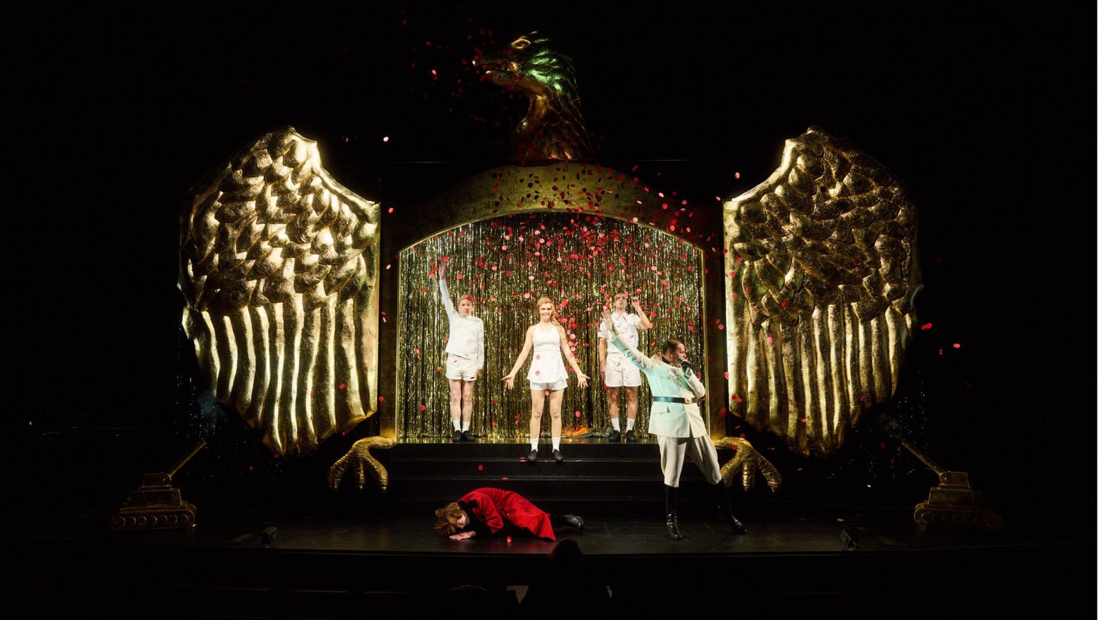 Lamettaseligkeit hinter geöffneten Schwingen des Bundesadlers: Szene aus Borcherts Drama „Draußen vor der Tür“ im Schauspielhaus StuttgartFoto: Julian Baumann