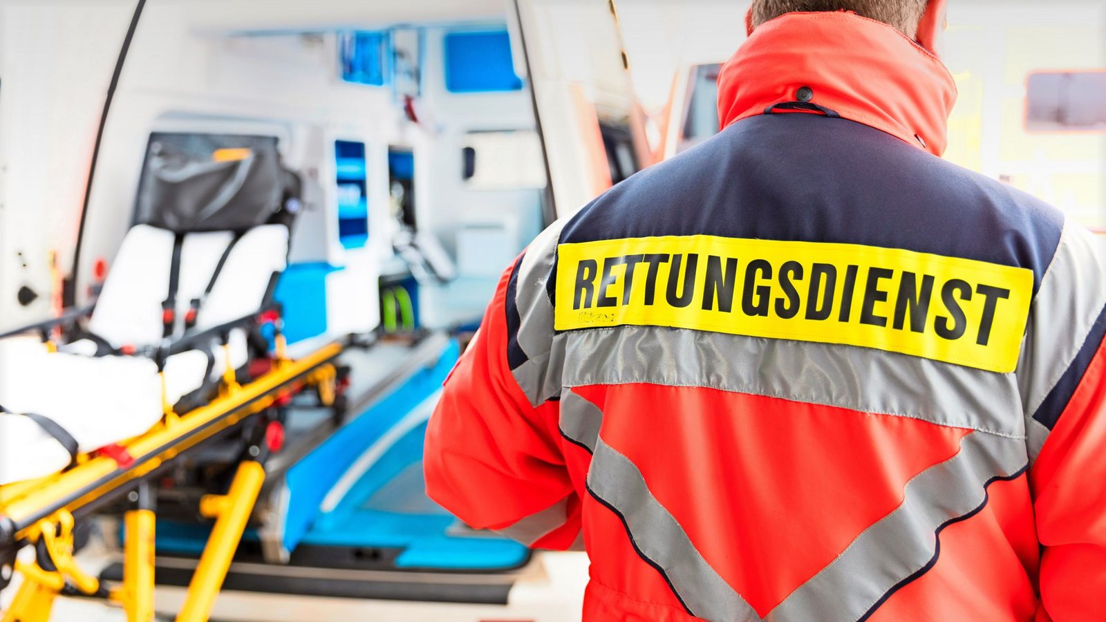 Der Rettungsdienst brachte den Jungen in ein Klinik. (Symbolfoto)Foto: Christian Schwier - stock.adobe.