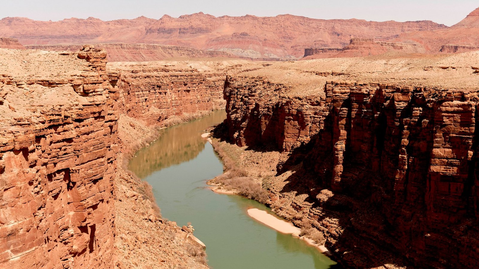 Das Gebiet um das Tal wird in drei Regionen aufgeteilt: den Südrand (South Rim), den im Durchschnitt circa 300 Meter höher gelegenen und kühleren Nordrand (North Rim) und die Innere Schlucht (Inner Canyon). Der Südrand des Grand Canyons liegt im Durchschnitt auf 2100 Meter, während der Colorado im Durchschnitt auf 750 Metern fließt.Foto: Imago/Cavan Images Das Gebiet um das Tal wird in drei Regionen aufgeteilt: den Südrand (South Rim), den im Durchschnitt circa 300 Meter höher gelegenen und kühleren Nordrand (North Rim) und die Innere Schlucht (Inner Canyon). Der Südrand des Grand Canyons liegt im Durchschnitt auf 2100 Meter, während der Colorado im Durchschnitt auf 750 Metern fließt.Foto: Imago/Cavan Images
