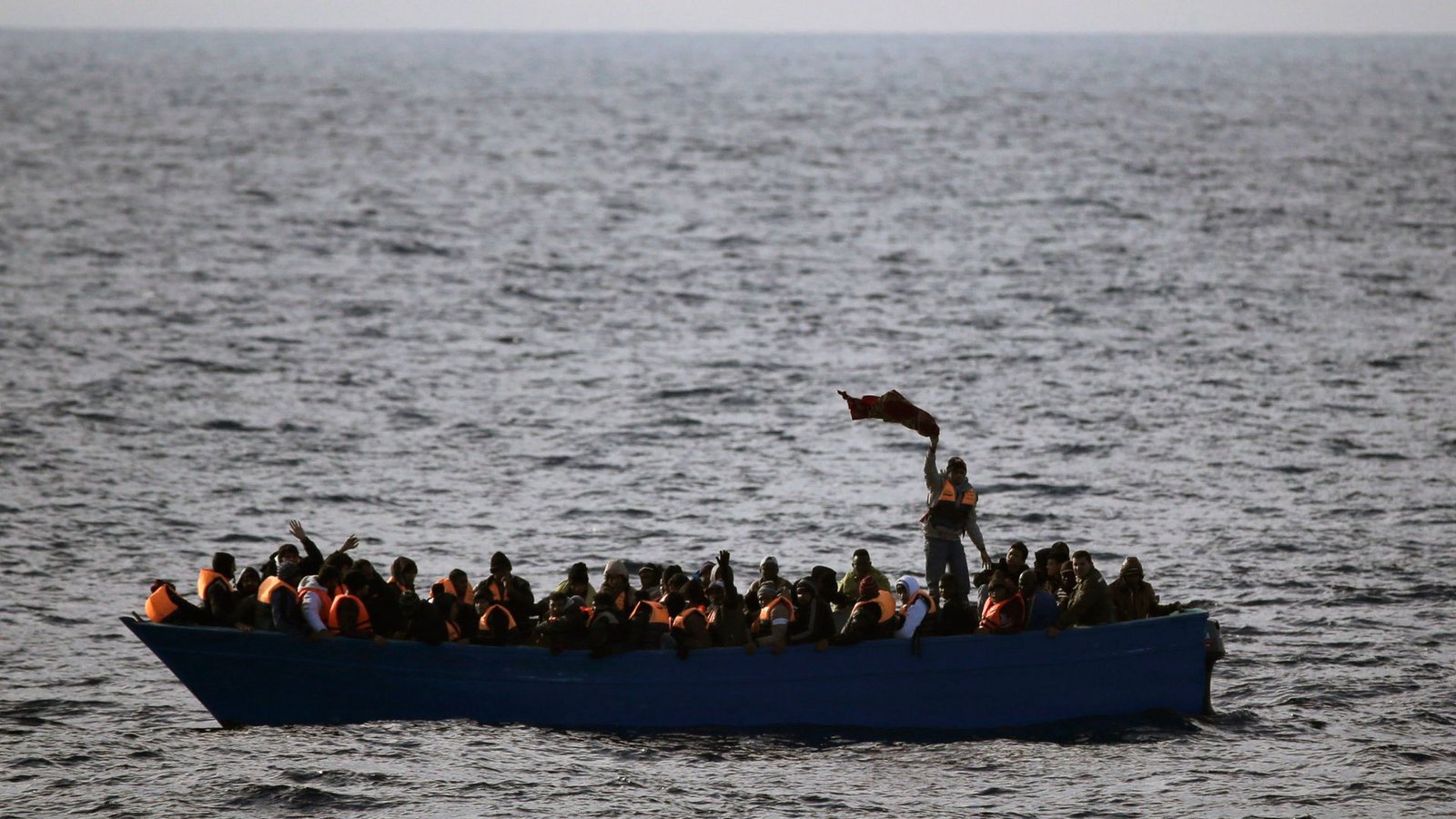 Viele Flüchtlinge gelangen mit oftmals überfüllten Booten nach Europa. (Archivbild)Foto: dpa/Emilio Morenatti