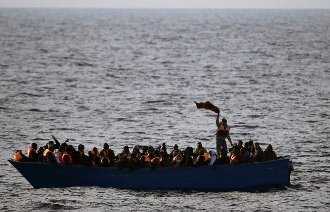 Viele Flüchtlinge gelangen mit oftmals überfüllten Booten nach Europa. (Archivbild)<span class='image-autor'>Foto: dpa/Emilio Morenatti</span>