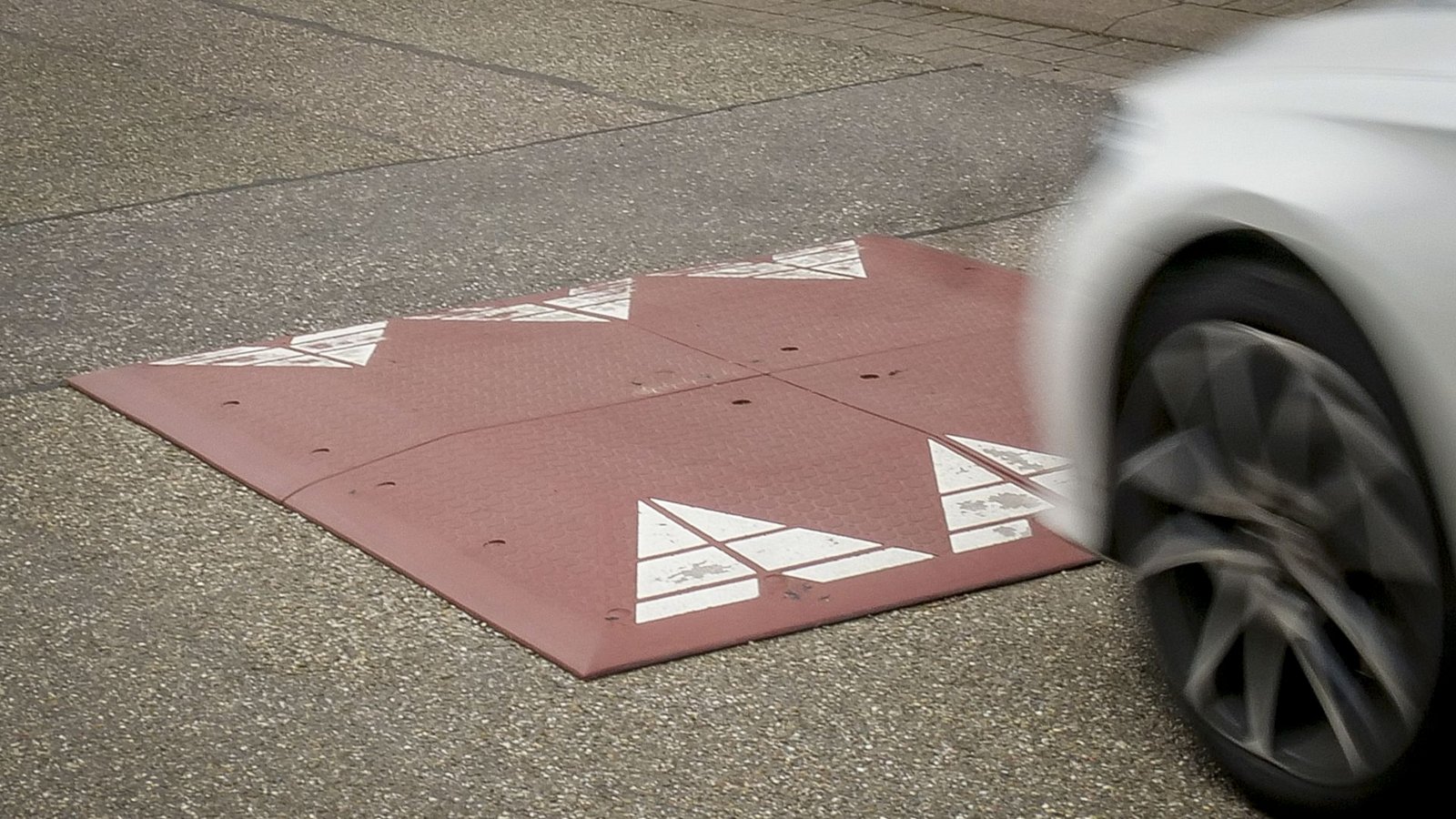 Die Berliner Kissen sollen zu langsamem Fahren zwingen.Foto: Simon Granville Die Berliner Kissen sollen zu langsamem Fahren zwingen.Foto: Simon Granville
