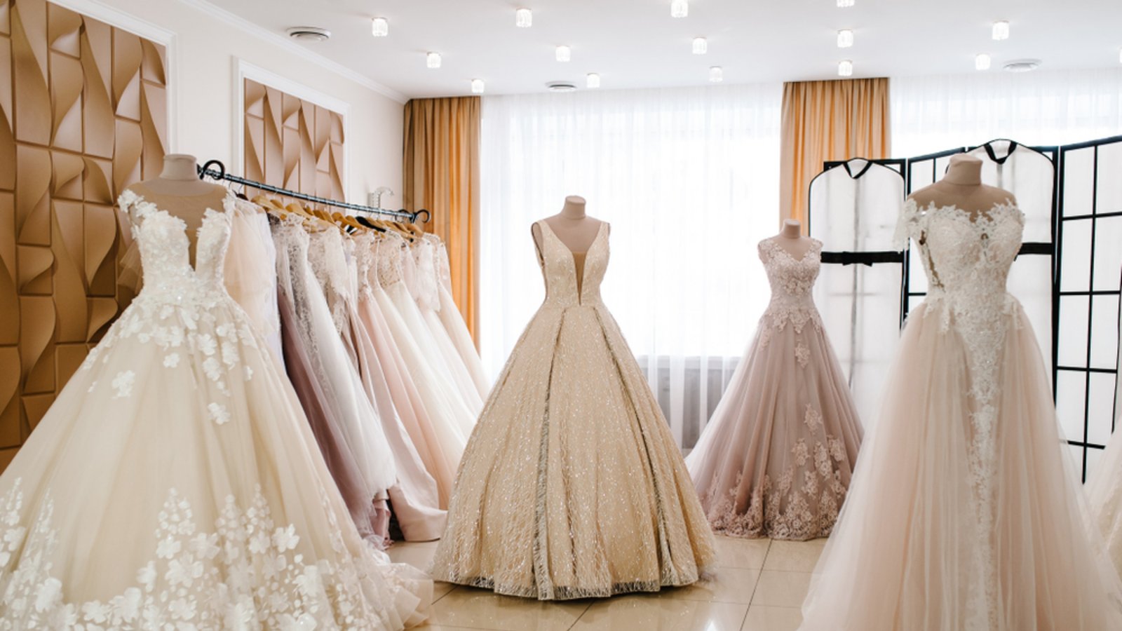 Die Kleider müssen selbst bezahlt werden.Foto: Sergii Sobolevskyi / shutterstock.com Die Kleider müssen selbst bezahlt werden.Foto: Sergii Sobolevskyi / shutterstock.com