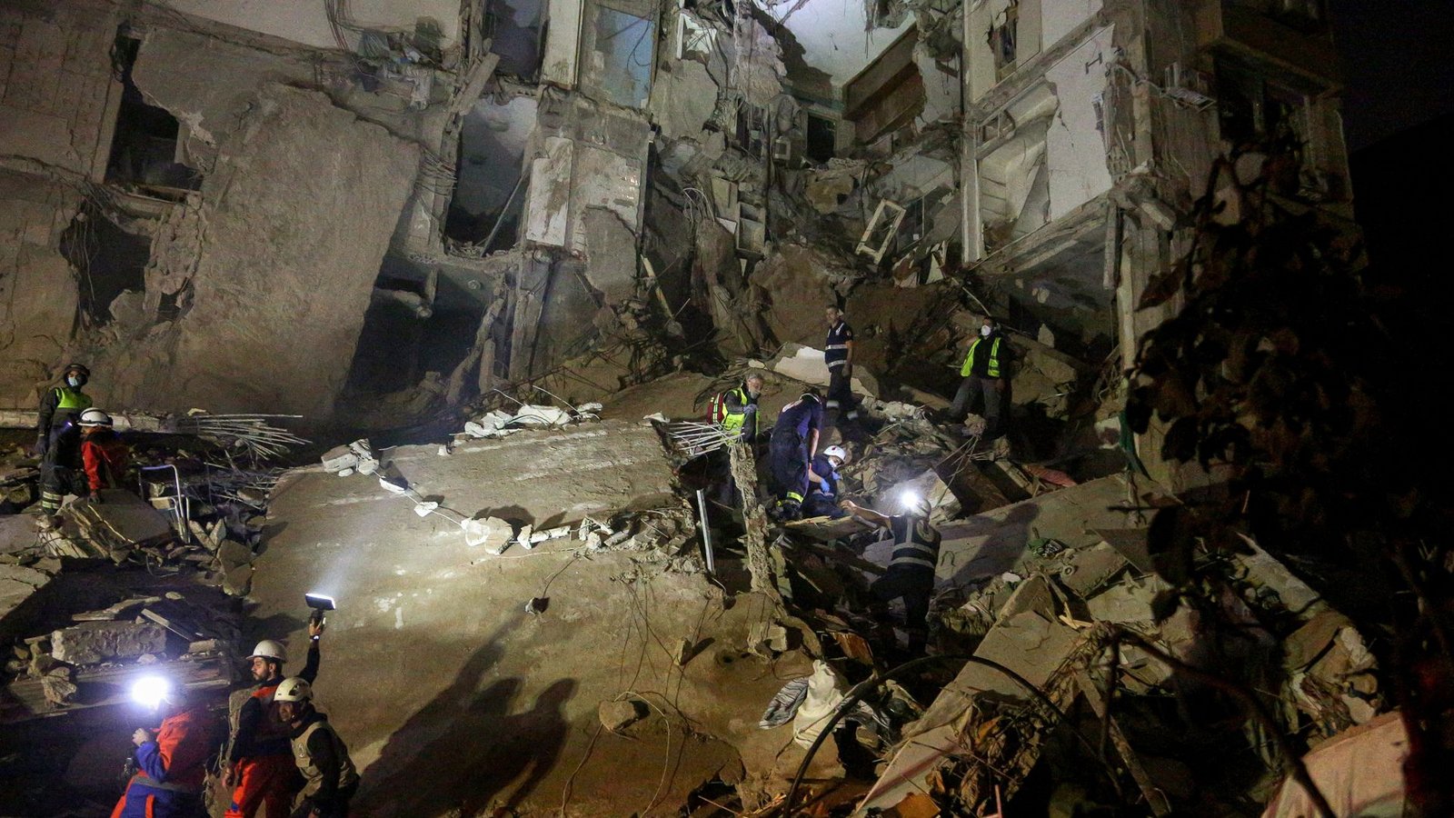 Rettungskräfte suchen nach Opfern in einem zerstörten Gebäude, das bei einem israelischen Luftangriff im Zentrum von Beirut getroffen wurde.Foto: Marwan Naamani/dpa/Marwan Naamani Rettungskräfte suchen nach Opfern in einem zerstörten Gebäude, das bei einem israelischen Luftangriff im Zentrum von Beirut getroffen wurde.Foto: Marwan Naamani/dpa/Marwan Naamani