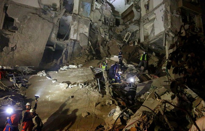 Rettungskräfte suchen nach Opfern in einem zerstörten Gebäude, das bei einem israelischen Luftangriff im Zentrum von Beirut getroffen wurde.<span class='image-autor'>Foto: Marwan Naamani/dpa/Marwan Naamani</span>
