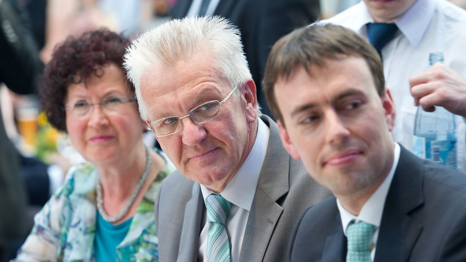 .. Kretschmann 2011 mit seiner Frau Gerlinde und Wirtschafts- und Finanzminister Nils Schmid (SPD). Kurz zuvor hatte er sich Ärger eingehandelt, als er sagte: „Wir müssen mit weniger Autos auskommen.“Foto: dpa .. Kretschmann 2011 mit seiner Frau Gerlinde und Wirtschafts- und Finanzminister Nils Schmid (SPD). Kurz zuvor hatte er sich Ärger eingehandelt, als er sagte: „Wir müssen mit weniger Autos auskommen.“Foto: dpa