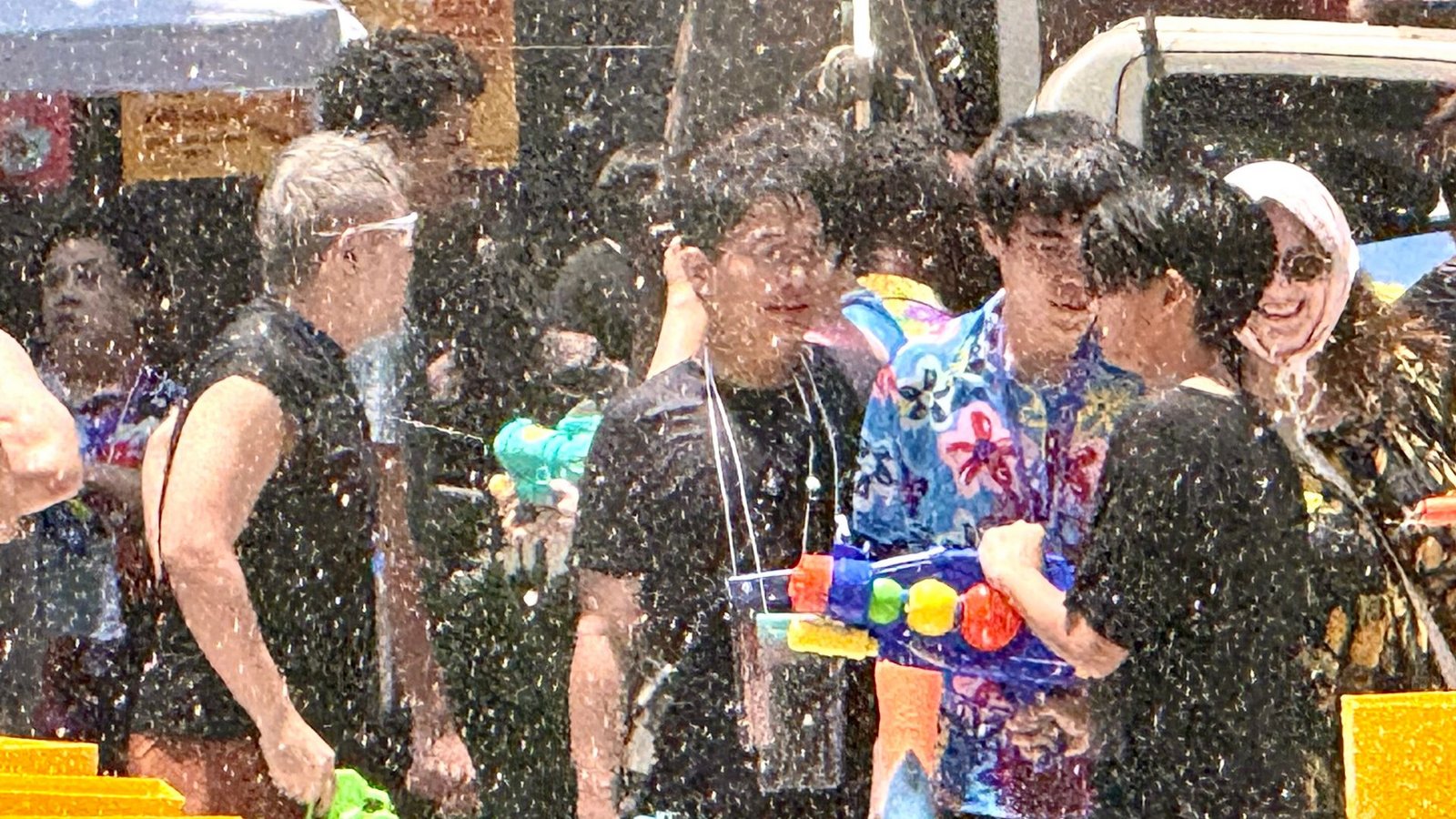 Einheimische und Touristen feiern traditionell zusammen - die meisten sind nach wenigen Minuten klatschnass.Foto: Carola Frentzen/dpa