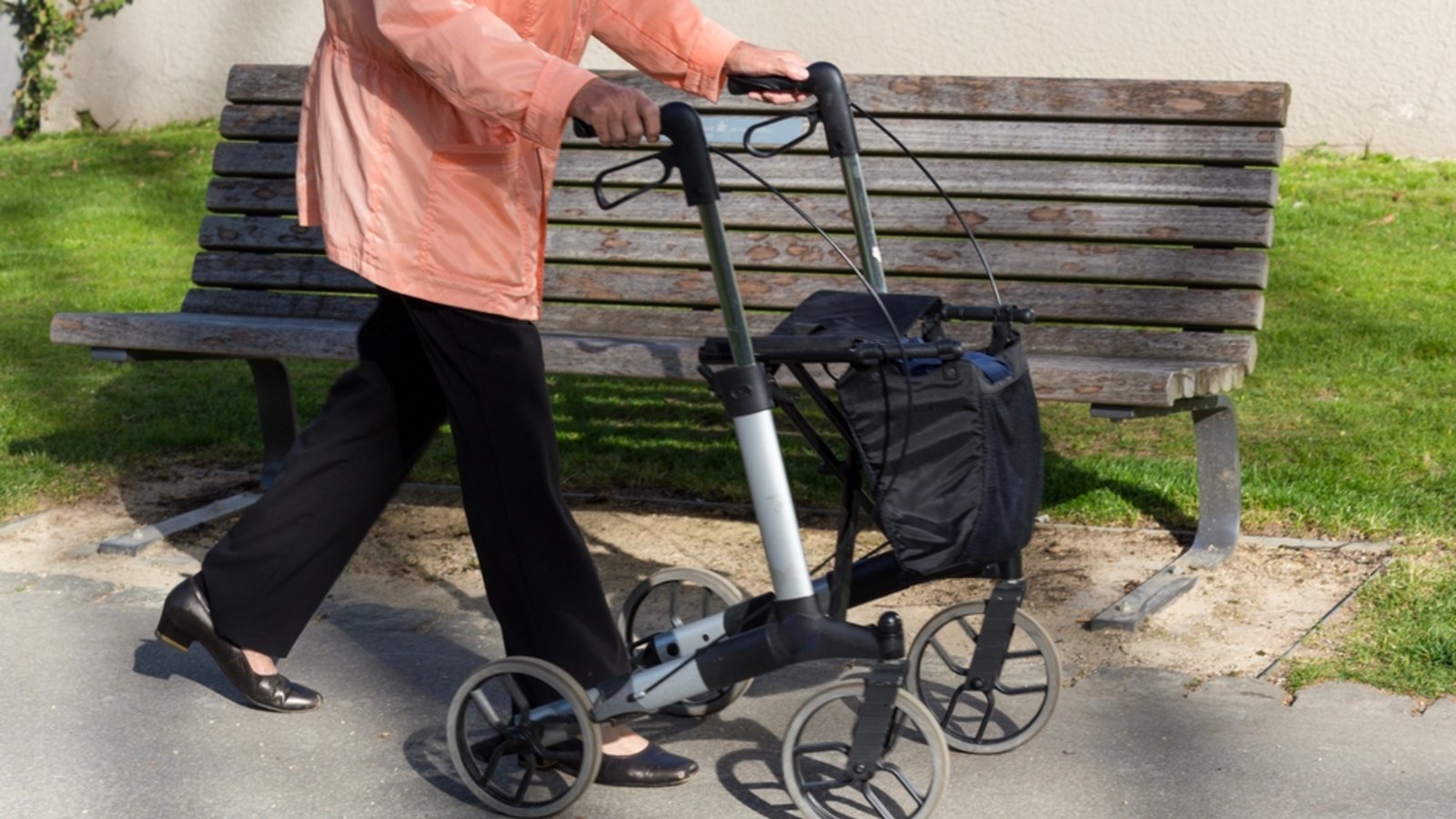 Die Rollatoren könnten instabil sein (Symbolbild).Foto: rudolfgeiger / shutterstock.com Die Rollatoren könnten instabil sein (Symbolbild).Foto: rudolfgeiger / shutterstock.com