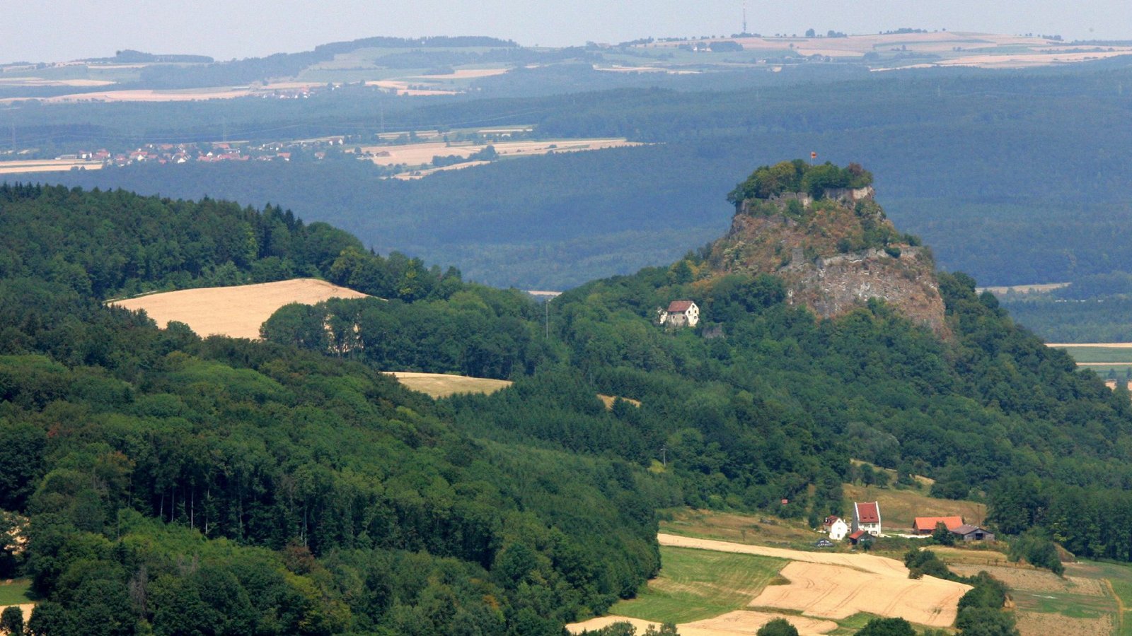 Blick zum Hohentwiel bei der VulkantourFoto: dpa/dpa Blick zum Hohentwiel bei der VulkantourFoto: dpa/dpa
