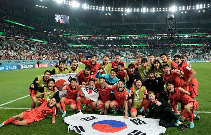 Südkoreas Spieler feiern ihren Einzug ins Achtelfinale der WM.<span class='image-autor'>Foto: Hassan Ammar/AP/dpa</span>