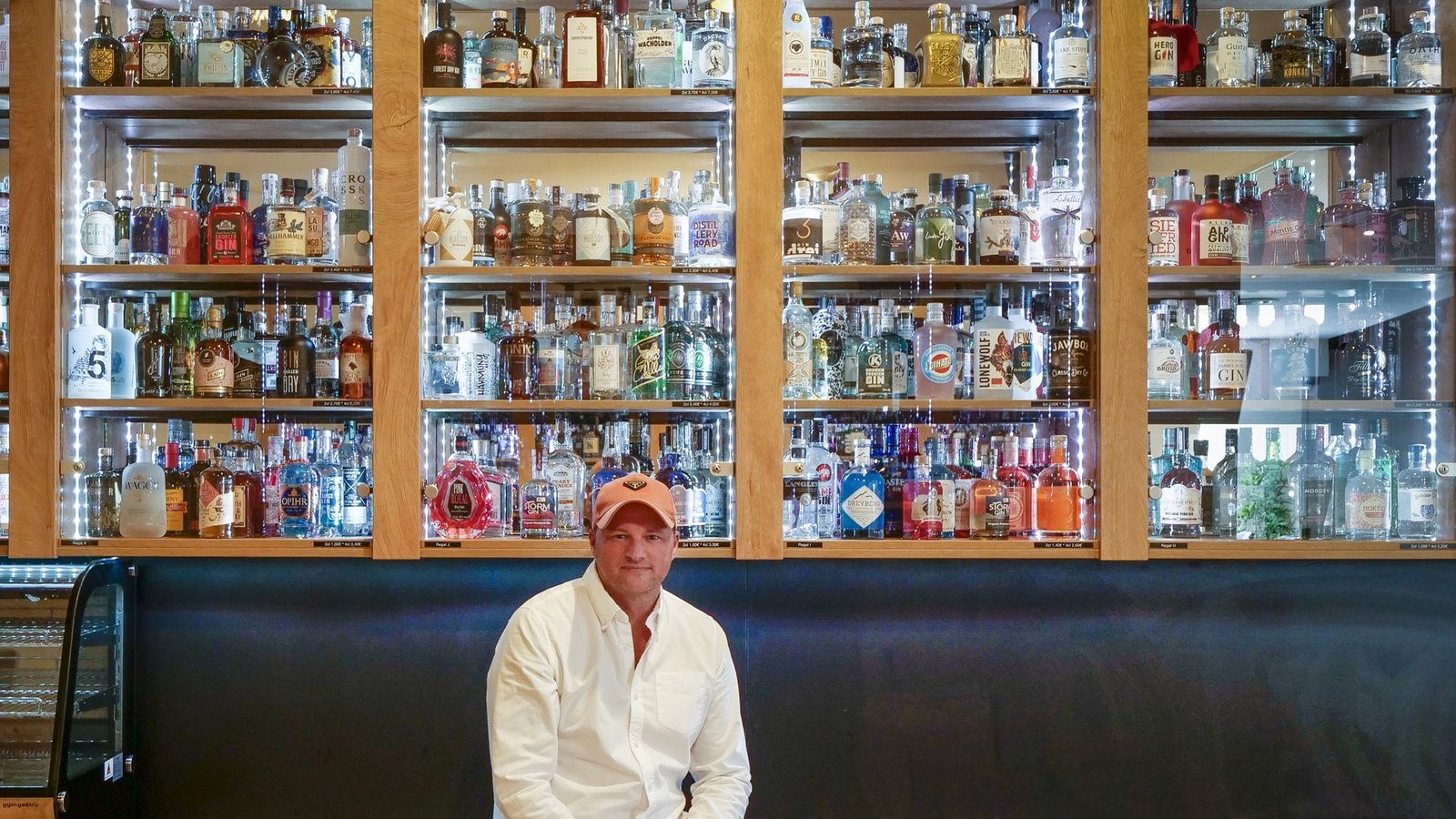 Patrick Seifert vor einem Teil seiner Gin-SammlungFoto: Simon Granville/Simon Granville Patrick Seifert vor einem Teil seiner Gin-SammlungFoto: Simon Granville/Simon Granville