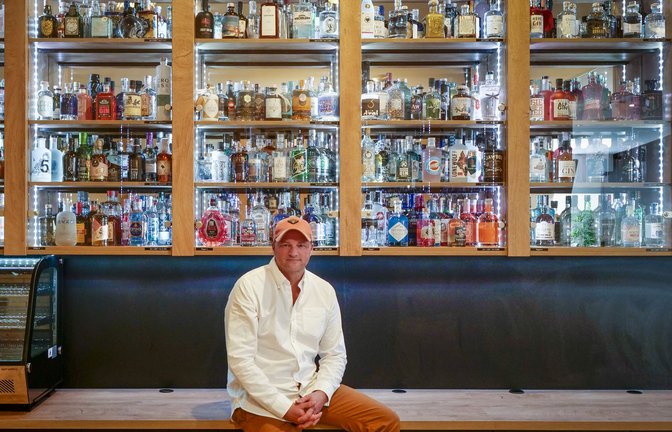 Patrick Seifert vor einem Teil seiner Gin-Sammlung<span class='image-autor'>Foto: Simon Granville/Simon Granville</span>