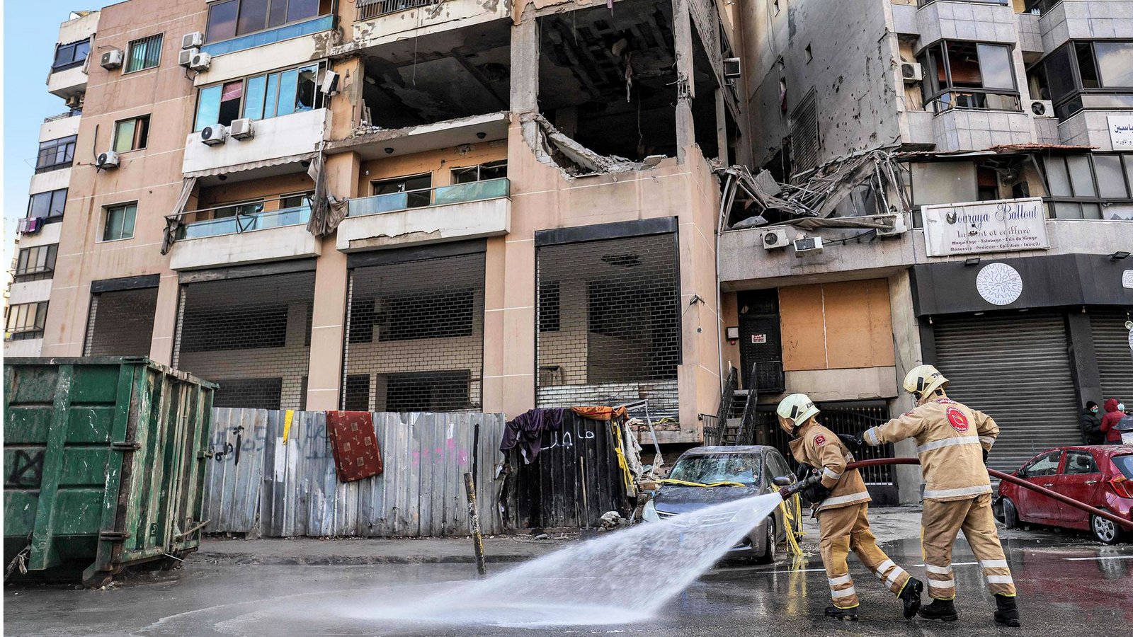 Libanesische Zivilschutzhelfer arbeiten in Beirut vor dem Gebäude, in dem Saleh Al-Arouri getötet wurde.Foto: AFP/ANWAR AMRO Libanesische Zivilschutzhelfer arbeiten in Beirut vor dem Gebäude, in dem Saleh Al-Arouri getötet wurde.Foto: AFP/ANWAR AMRO