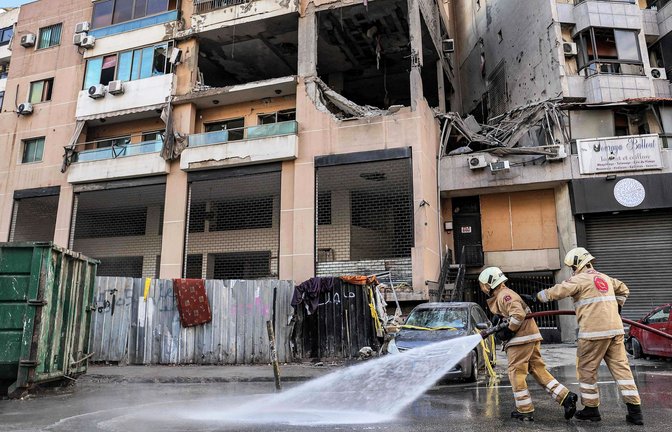 Libanesische Zivilschutzhelfer arbeiten in Beirut vor dem Gebäude, in dem Saleh Al-Arouri getötet wurde.<span class='image-autor'>Foto: AFP/ANWAR AMRO</span>