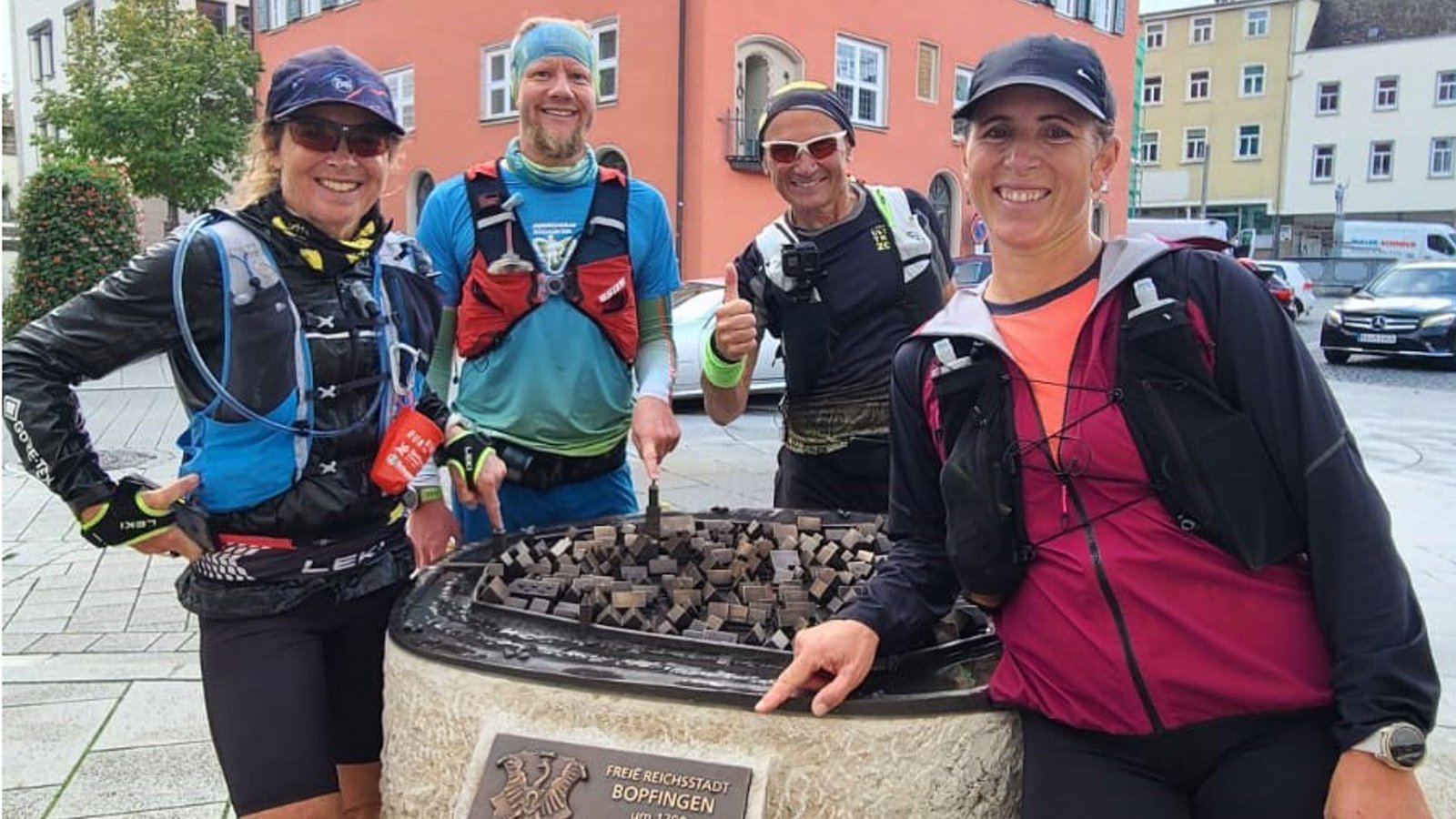 Kann man nach einem 60-Kilometer-Lauf noch so gut aussehen? Die vier Albsteig-Läufer am Ende des ersten Tages in Bopfingen (von links): Angela Wegele, Manuel Schmied, Karlheinz Dravec und Melanie Bernardino Rodrigo.Foto: SAT Kann man nach einem 60-Kilometer-Lauf noch so gut aussehen? Die vier Albsteig-Läufer am Ende des ersten Tages in Bopfingen (von links): Angela Wegele, Manuel Schmied, Karlheinz Dravec und Melanie Bernardino Rodrigo.Foto: SAT