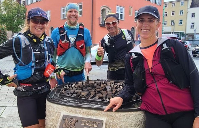 Kann man nach einem 60-Kilometer-Lauf noch so gut aussehen? Die vier Albsteig-Läufer am Ende des ersten Tages in Bopfingen (von links): Angela Wegele, Manuel Schmied, Karlheinz Dravec und Melanie Bernardino Rodrigo.<span class='image-autor'>Foto: SAT</span>