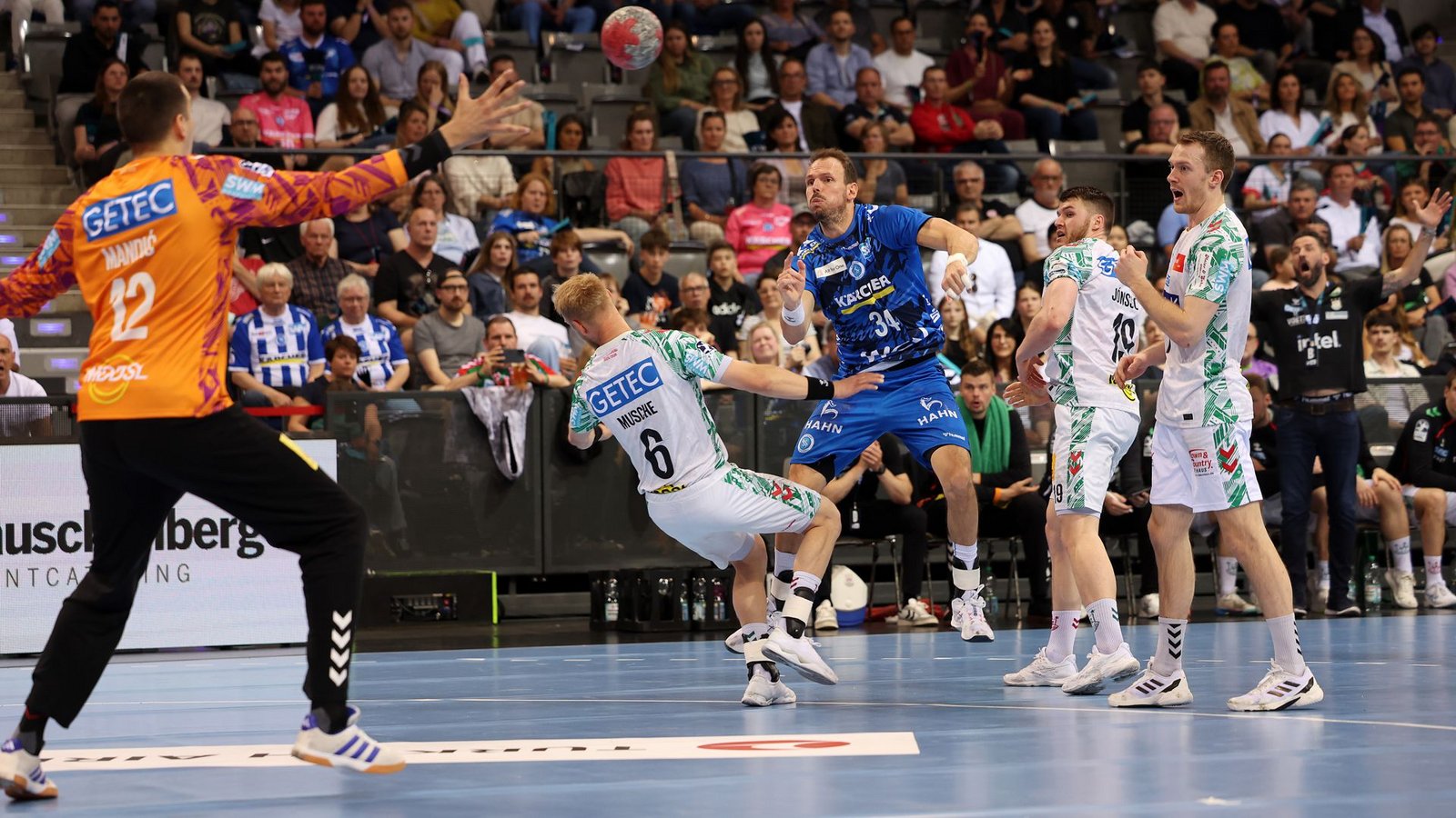 Kai Häfner wirft auf das Tor des starken SCM-Keepers Matej Mandic.Foto: Baumann