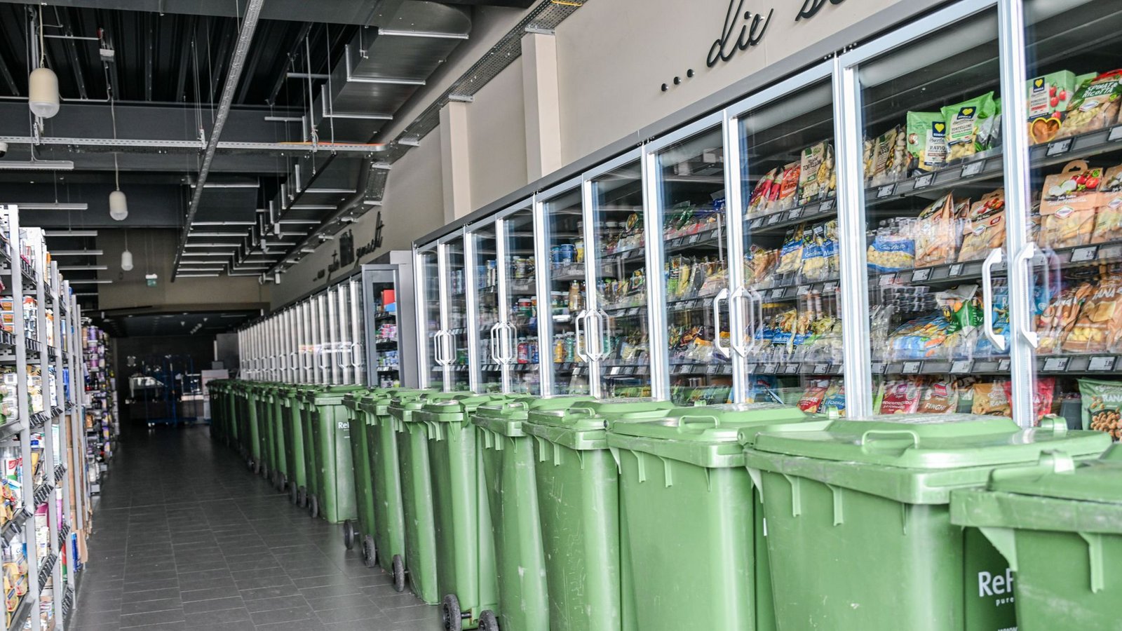 Ein Supermarkt in Wannweil im Landkreis Reutlingen ist von dem Stromausfall betroffen. Tausende gekühlte Lebensmittel müssen voraussichtlich entsorgt werden.Foto: Jason Tschepljakow/dpa/Jason Tschepljakow Ein Supermarkt in Wannweil im Landkreis Reutlingen ist von dem Stromausfall betroffen. Tausende gekühlte Lebensmittel müssen voraussichtlich entsorgt werden.Foto: Jason Tschepljakow/dpa/Jason Tschepljakow