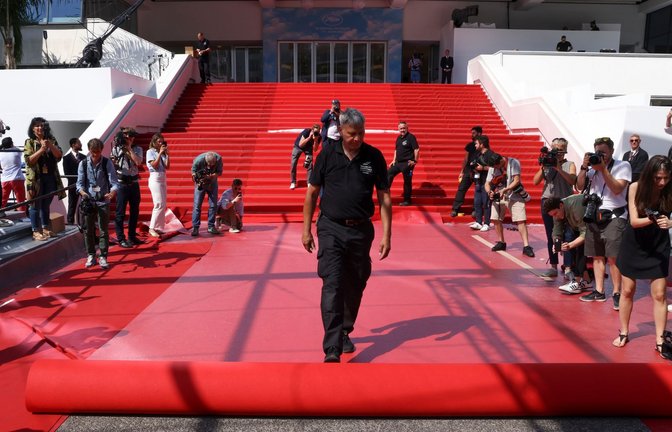 Die Stars können kommen, der rote Teppich am Palais des Festivals ist bereit.<span class='image-autor'>Foto: Vianney Le Caer/Invision/AP/dpa</span>