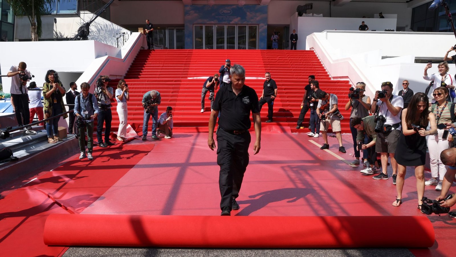 Die Stars können kommen, der rote Teppich am Palais des Festivals ist bereit.Foto: Vianney Le Caer/Invision/AP/dpa