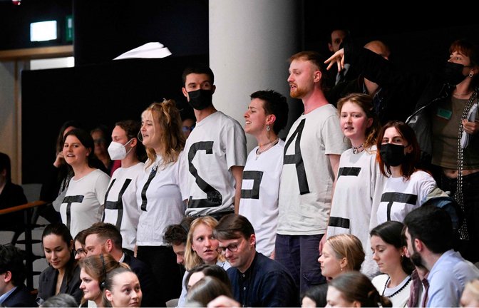 „Dieser Pakt tötet“ steht auf den Shirts von Demonstranten im Europaparlament. Sie protestierten am Mittwoch gegen den neuen Asyl- und Migrationspakt, der von den Abgeordneten angenommen wurde.<span class='image-autor'>Foto: AFP/JOHN THYS</span>