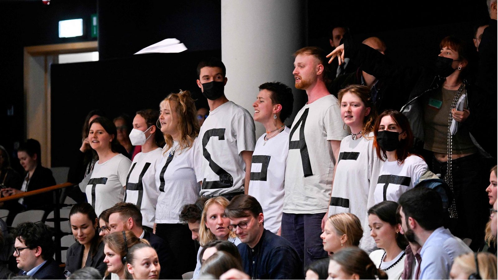 „Dieser Pakt tötet“ steht auf den Shirts von Demonstranten im Europaparlament. Sie protestierten am Mittwoch gegen den neuen Asyl- und Migrationspakt, der von den Abgeordneten angenommen wurde.Foto: AFP/JOHN THYS