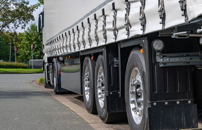 An mehreren Lkw wurden rund 50 Reifen beschädigt. (Symbolbild)<span class='image-autor'>Foto: IMAGO/Pond5 Images/IMAGO/xKintopx</span>