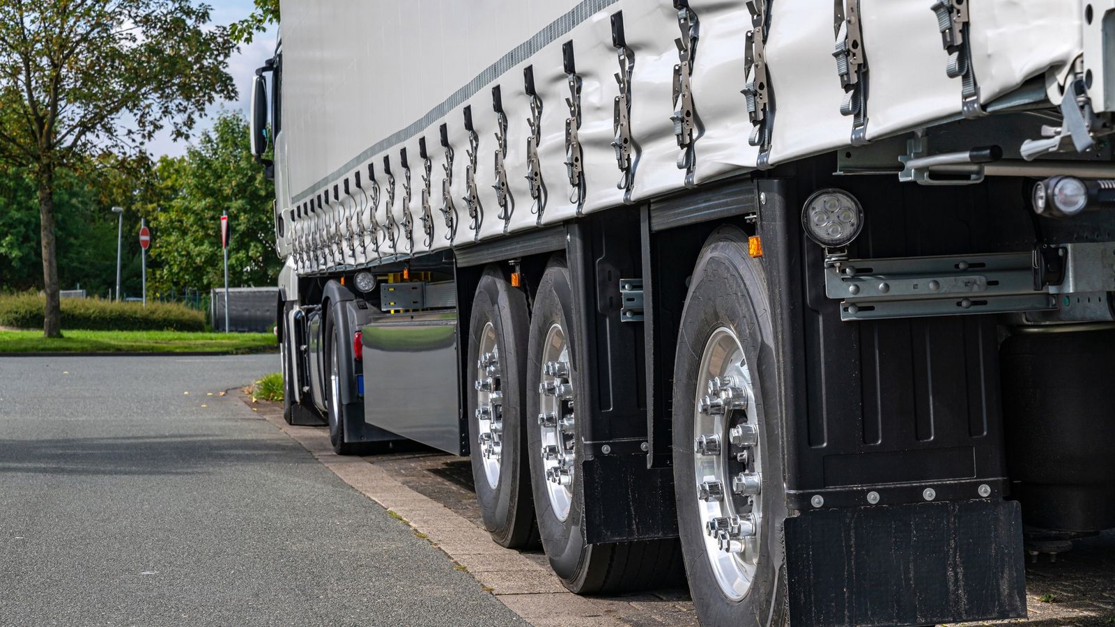 An mehreren Lkw wurden rund 50 Reifen beschädigt. (Symbolbild)Foto: IMAGO/Pond5 Images/IMAGO/xKintopx An mehreren Lkw wurden rund 50 Reifen beschädigt. (Symbolbild)Foto: IMAGO/Pond5 Images/IMAGO/xKintopx