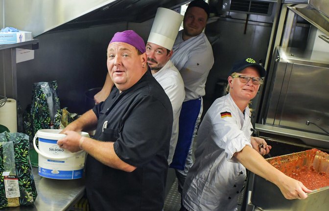Sie kochen im Küchencontainer und der Feldküche für bis zu 1500 Menschen: Alexandra und Björn Bohnert mit ihrer Mannschaft.<span class='image-autor'>Foto: Lichtgut/Max Kovalenko</span>