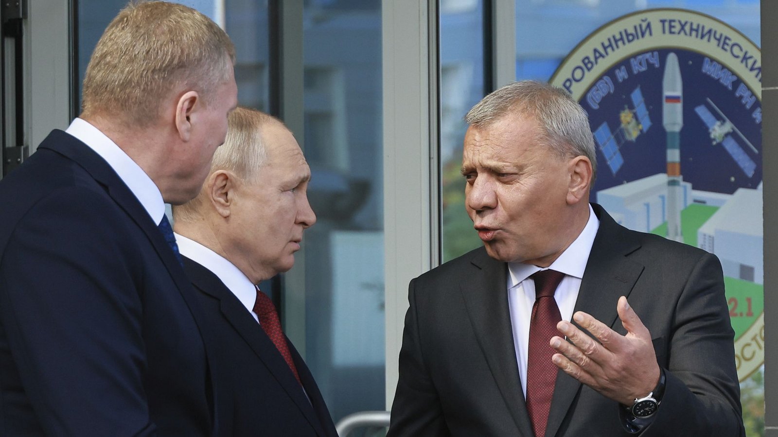 Dieses Foto zeigt den russischen Präsidenten  Wladimir Putin (Mitte)im September 2023 im Gespräch mit Juri Borissow (rechts), Vorstandsvorsitzende des russischen Raumfahrtunternehmens Roscosmos, auf dem Kosmodrom Wostotschny.Foto: Vladimir Smirnov/Pool Sputnik Kremlin/AP/dpa