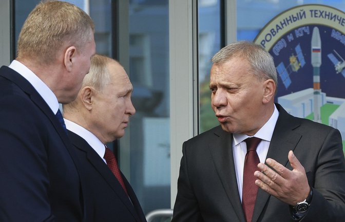 Dieses Foto zeigt den russischen Präsidenten  Wladimir Putin (Mitte)im September 2023 im Gespräch mit Juri Borissow (rechts), Vorstandsvorsitzende des russischen Raumfahrtunternehmens Roscosmos, auf dem Kosmodrom Wostotschny.<span class='image-autor'>Foto: Vladimir Smirnov/Pool Sputnik Kremlin/AP/dpa</span>