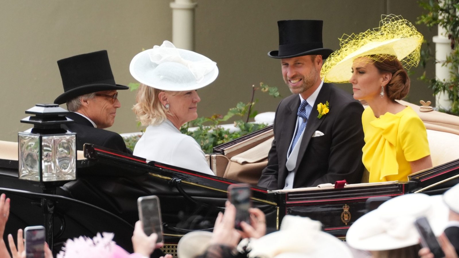 William (2.v.r.), der Prinz von Wales, und Kate (r), die Prinzessin von Wales, treffen am zweiten Tag des Royal Ascot auf der Pferderennbahn von Ascot in Berkshire mit der Kutsche ein.Foto: picture alliance/dpa/PA Wire | Jonathan Brady