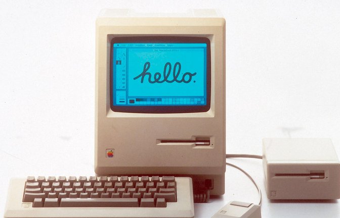 Der erste Mac. Er wurde vor 40 Jahren - am 24. Januar 1984 - von Apple-Mitbegründer Steve Jobs in Cupertino der Öffentlichkeit vorgestellt.<span class='image-autor'>Foto: Apple/dpa</span>