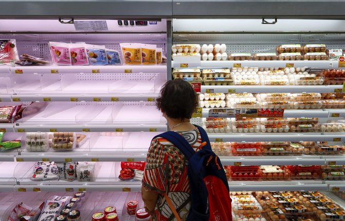 Manchmal hilft ein genauer Blick aufs Preisschild, um Geld zu sparen.<span class='image-autor'>Foto: dpa/Daniel Ceng</span>