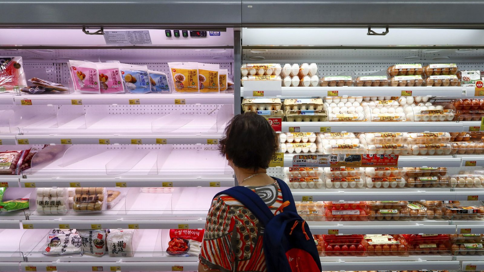 Manchmal hilft ein genauer Blick aufs Preisschild, um Geld zu sparen.Foto: dpa/Daniel Ceng