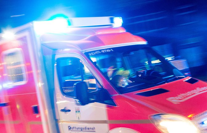 Der Fahrer konnte sich selbst aus dem Auto befreien, bevor Rettungskräfte ihn ins Krankenhaus brachten. (Symbolbild)<span class='image-autor'>Foto: dpa/Marcel Kusch</span>