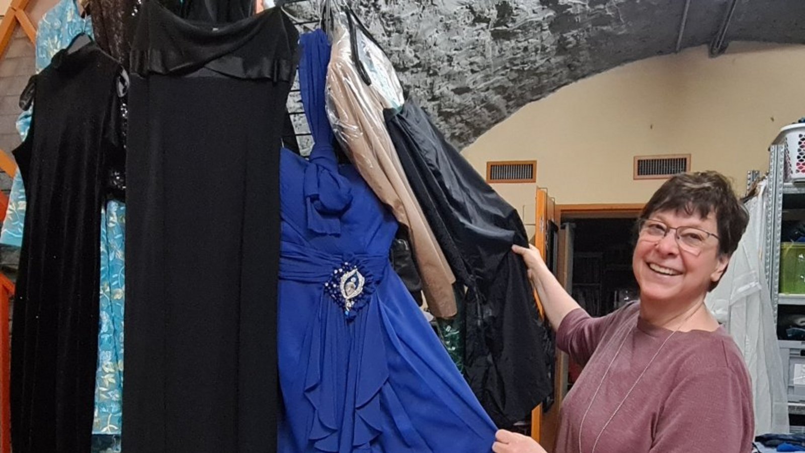 In der Kleiderkammer gibt es auch richtig schicke Kleidung. Vielleicht wechselt das blaue Kleid schon bald den Besitzer.