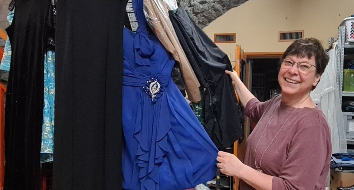 Andrea Magenau in der Kleiderkammer 20 Jahre Tafel FLohmarkt