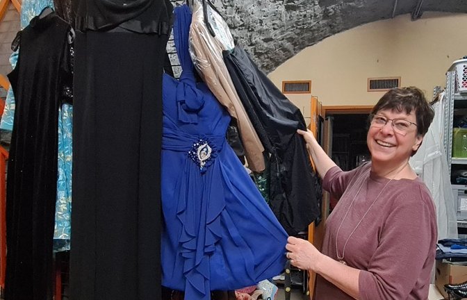 In der Kleiderkammer gibt es auch richtig schicke Kleidung. Vielleicht wechselt das blaue Kleid schon bald den Besitzer.