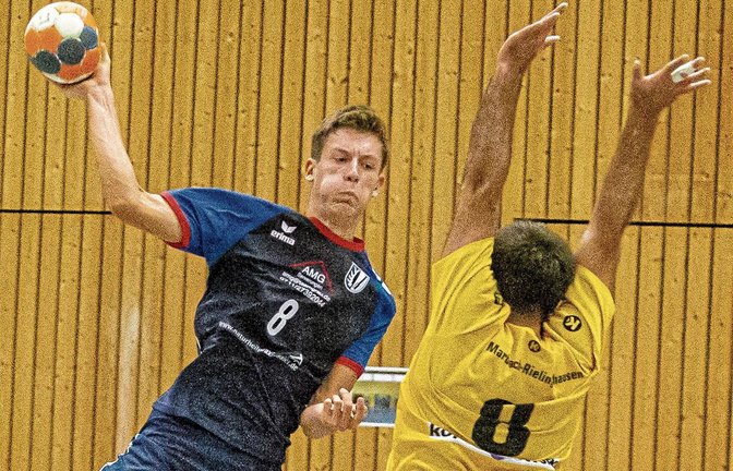 Till Stadelmann (links) war mit acht Treffern erfolgreichster Torschütze des TSV Oberriexingen gegen die HSG Marbach/Rielingshausen. Foto: Bürkle