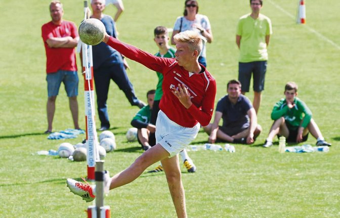 Mit Nils Kersch hat der TV Vaihingen die württembergische Meisterschaft der U 16 im Feldfaustball gewonnen. Fotos: Küppers