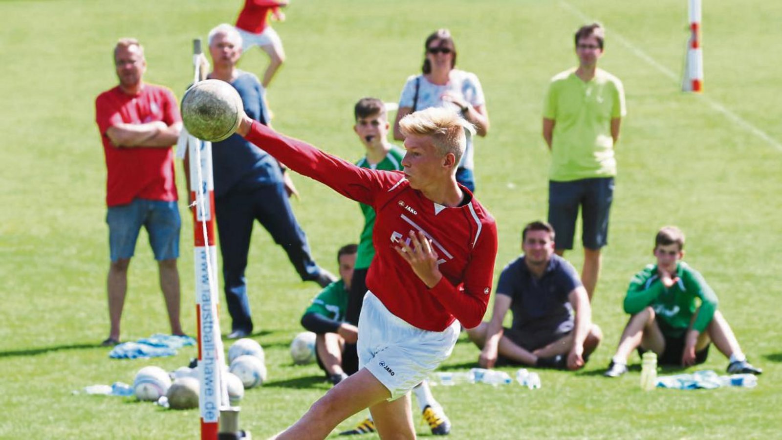 Mit Nils Kersch hat der TV Vaihingen die württembergische Meisterschaft der U 16 im Feldfaustball gewonnen. Fotos: Küppers