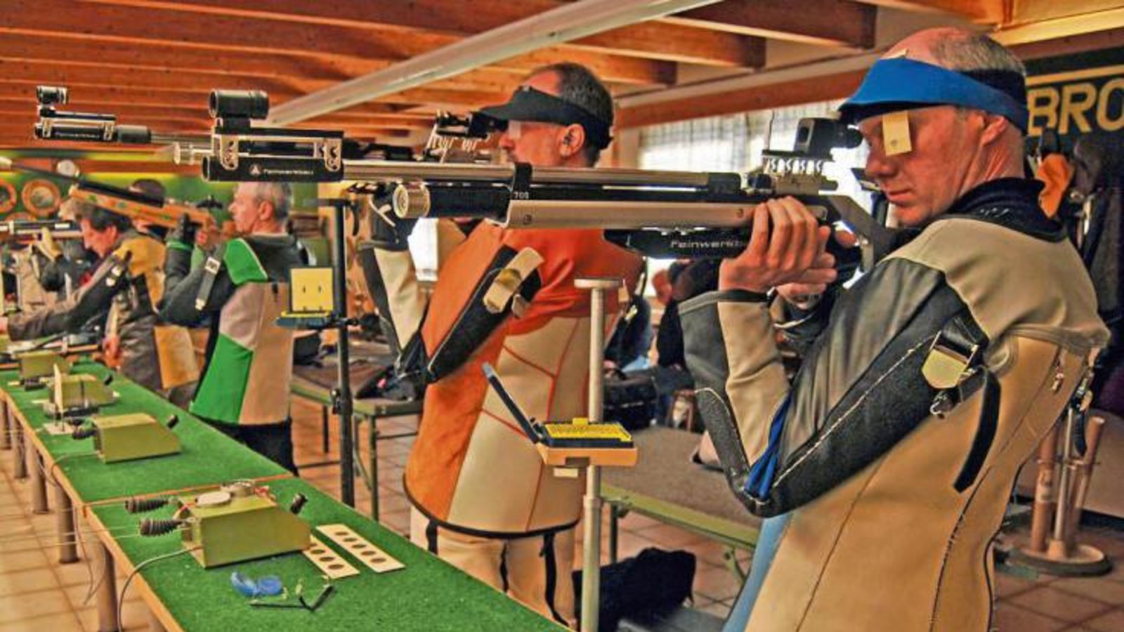 Willi Gille (SpS Wiernsheim) und Harmut Berse (Mühlacker) (von rechts) starteten mit dem Luftgewehr erfolgreich in die Kreismeisterschaften. Foto: Haller Willi Gille (SpS Wiernsheim) und Harmut Berse (Mühlacker) (von rechts) starteten mit dem Luftgewehr erfolgreich in die Kreismeisterschaften. Foto: Haller