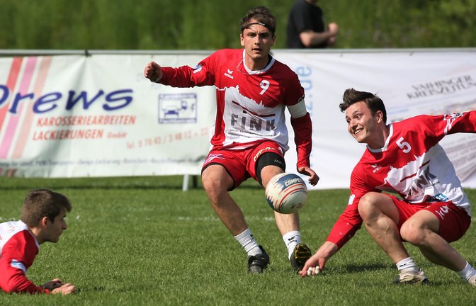 Stark gespielt, aber nicht mit einem Auftaktsieg in die Feldsaison gestartet: Die Vaihinger Faustballer um (von links) Jakob Kilpper, Jaro Jungclaussen und Johannes Jungclaussen. <span class='image-autor'>Foto: Küppers</span>