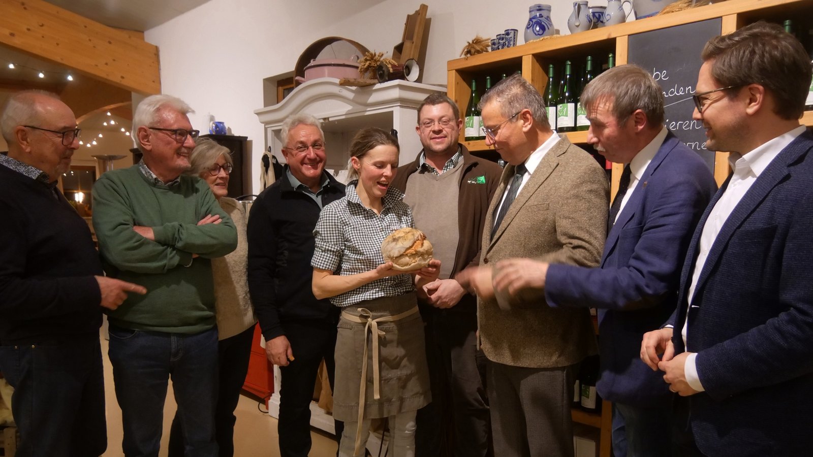 Die CDU-Politiker Fabian Gramling, Konrad Epple und Minister Peter Hauk (von rechts) wollen Hofläden und regional erzeugte Produkte unterstützen. Das betonen sie beim Besuch auf dem Hof von Sabine und Patrick Schülke (Mitte).  Foto: Friedrich