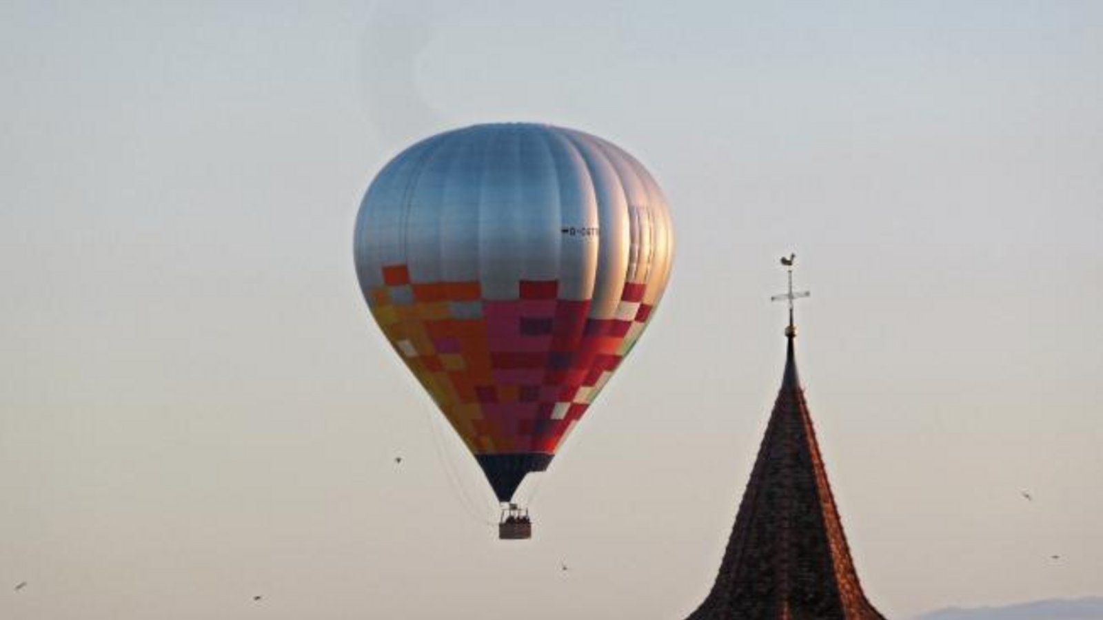 Gleich mehrere VKZ-Leser haben sich am Wochenende über den Anblick dieses Heißluftballons gefreut und Bilder davon reingeschickt. Dieses Motiv zeigt die Aufnahme von Sibylle Rohloff. Der Ballon ist hier über Ensingen zu sehen. Gleich mehrere VKZ-Leser haben sich am Wochenende über den Anblick dieses Heißluftballons gefreut und Bilder davon reingeschickt. Dieses Motiv zeigt die Aufnahme von Sibylle Rohloff. Der Ballon ist hier über Ensingen zu sehen.